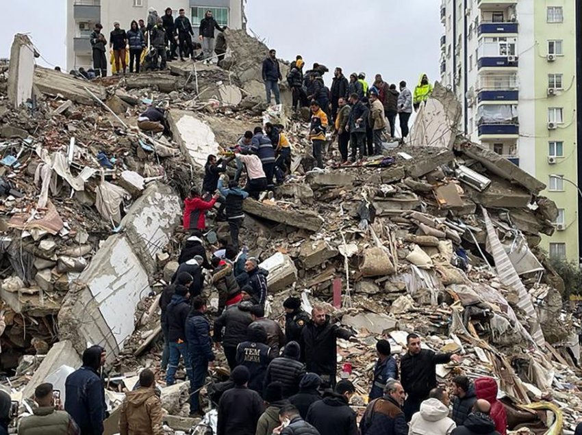 ​6 vjeçare shpëtohet nën rrënoja 178 orë pas tërmetit në Turqi