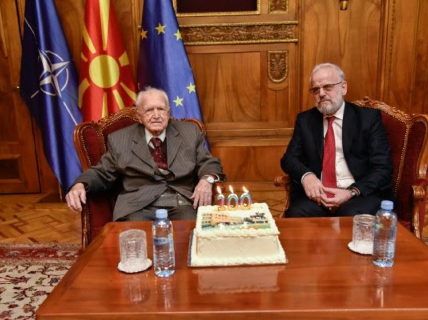 ​Talat Xhaferi takon kryesuesin e parë të Kuvendit 100 vjeçarin Stojanovski