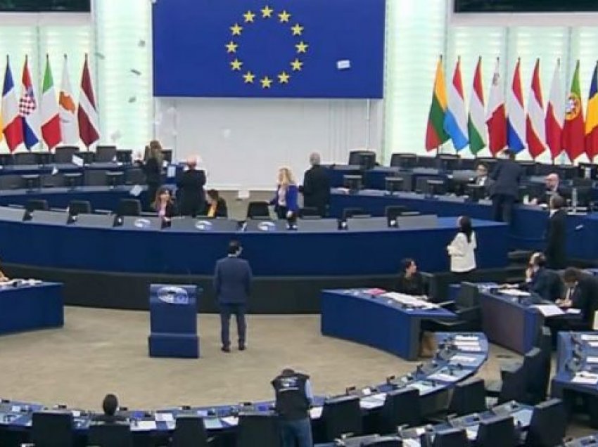 Protestë brenda Parlamentit Europian, kurdët kërkojnë lirimin e liderit të tyre