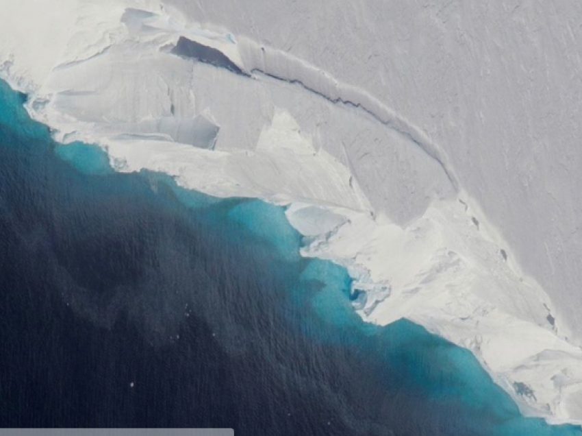 Po shkrihen akujt në Antarktidë, shkak ngrohja globale