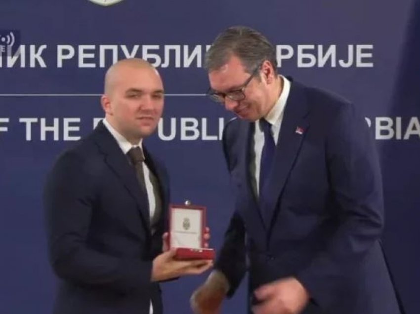 Në Kosovë u akzua për terrorizëm, Vuçiqi e dekoron ish-policin Dejan Pantiq me medalje të artë për guxim