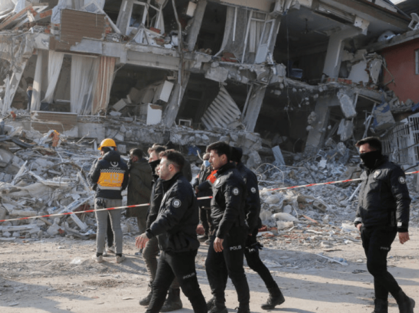 Mbi 1 milion persona të pastrehë pas tërmetit në Turqi