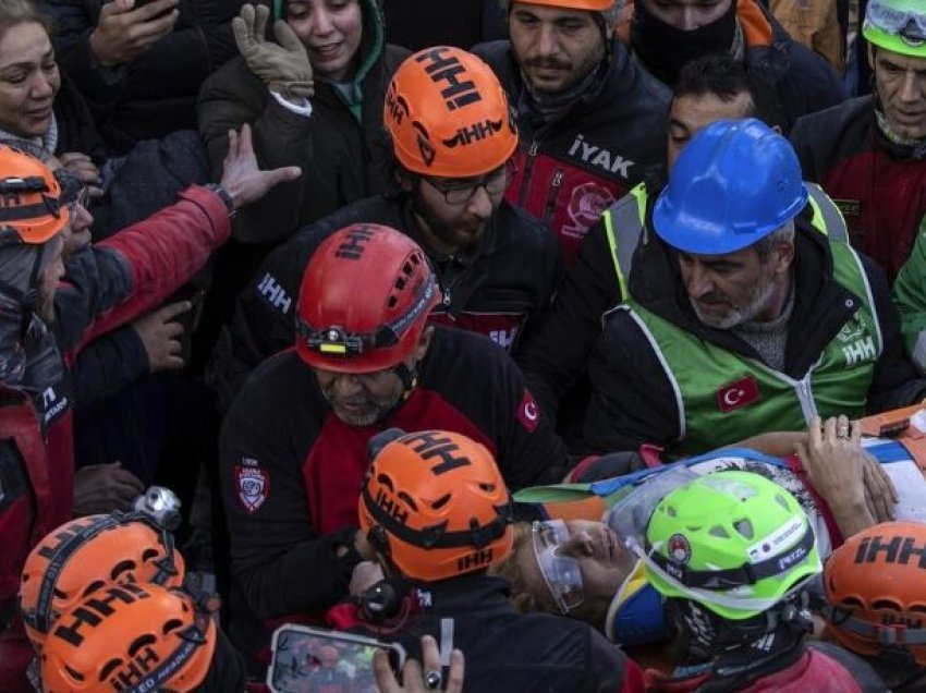 Një burrë është shpëtuar nën rrënoja 11 ditë pas tërmetit në Turqi