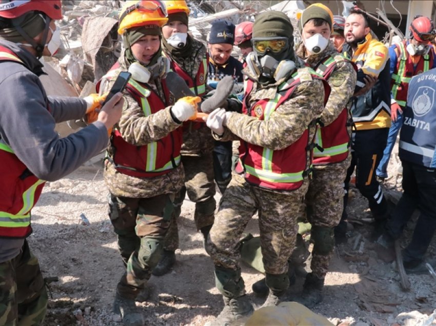 Vdes fëmija që u nxorr i gjallë nga rrënojat 296 orë pas tërmetit në Turqi 