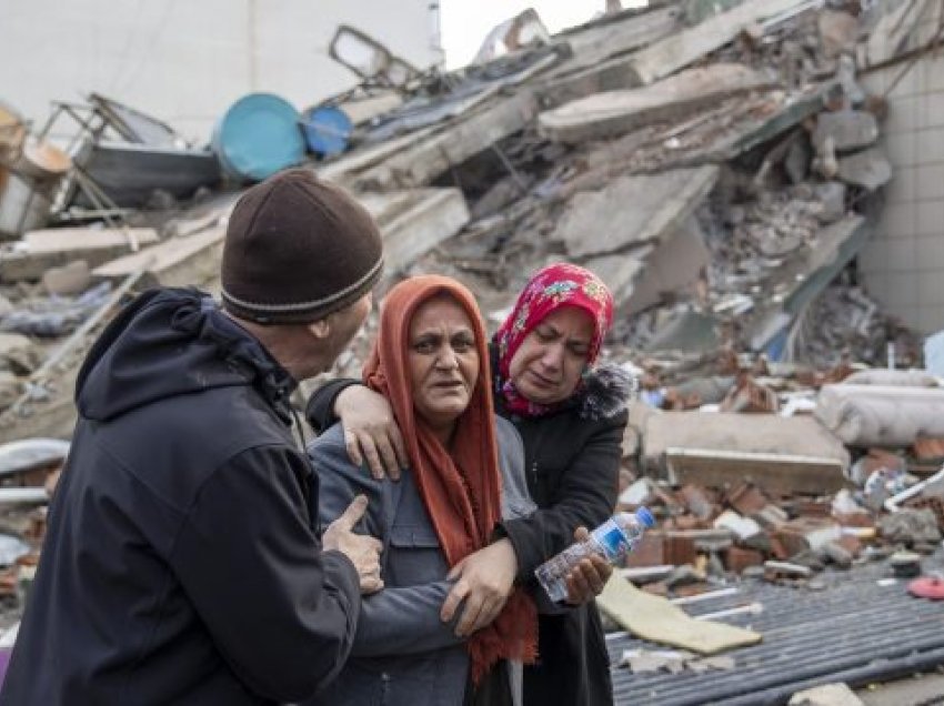 Zvicra pranon refugjatë turq e sirianë pas tërmetit