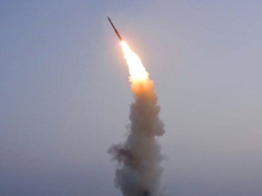 Koreja e Veriut fut në panik botën/ Lëshon raketën balistike në drejtim të detit japonez