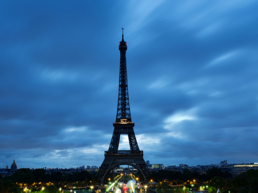 Kulla Eiffel nga e enjtja do të ndriçohet me ngjyrat e flamurit të Ukrainës për përvjetorin e luftës
