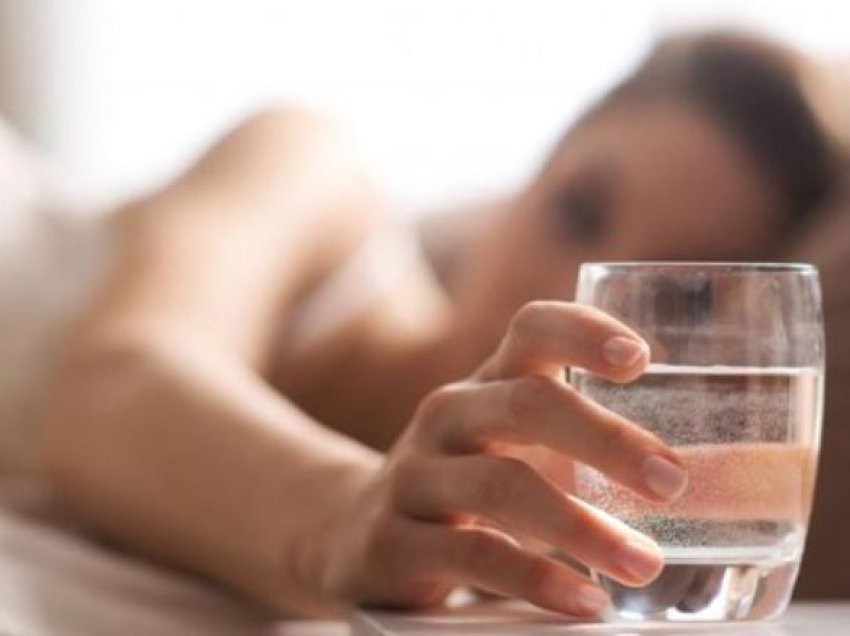 Pse pirja e ujit para gjumit është e dëmshme për shëndetin