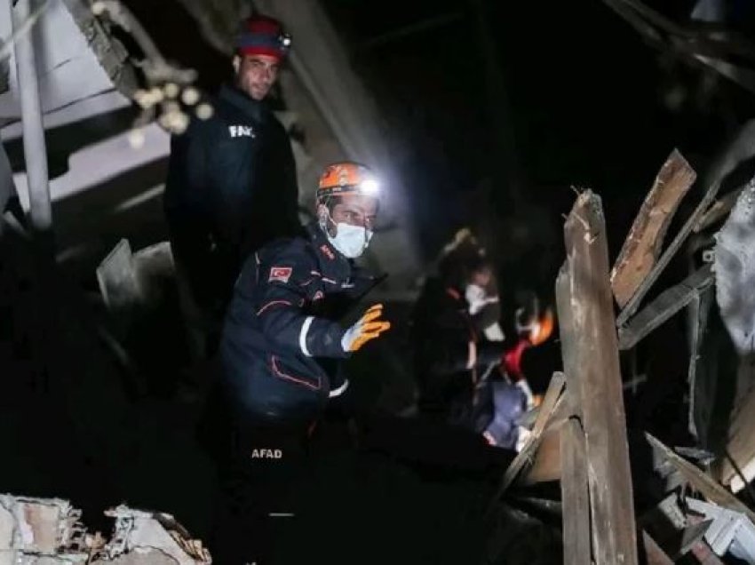 “Mendova se toka po çahej”, banorët të tmerruar, disa ende të bllokuar nën rrënojat e tërmetit të djeshëm në Turqi
