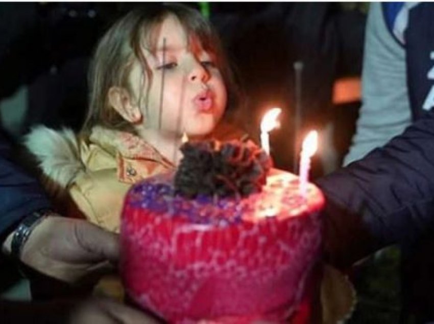 5-vjeçarja feston ditëlindjen mes rrënojave të tërmetit shkatërrimtar