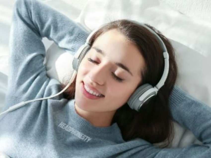 Rreth një miliardë të rinj rrezikojnë të humbasin dëgjimin