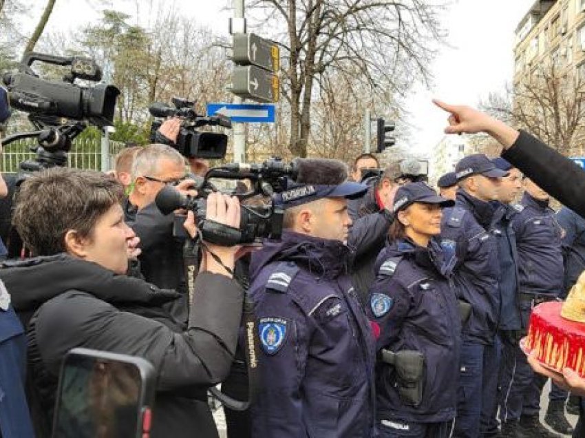 Policia para ambasadës ruse në Beograd i pengoi aktivistët të dorëzonin tortën e “përgjakshme”, disa tjerë thërrisnin ‘Lavdi Rusisë’