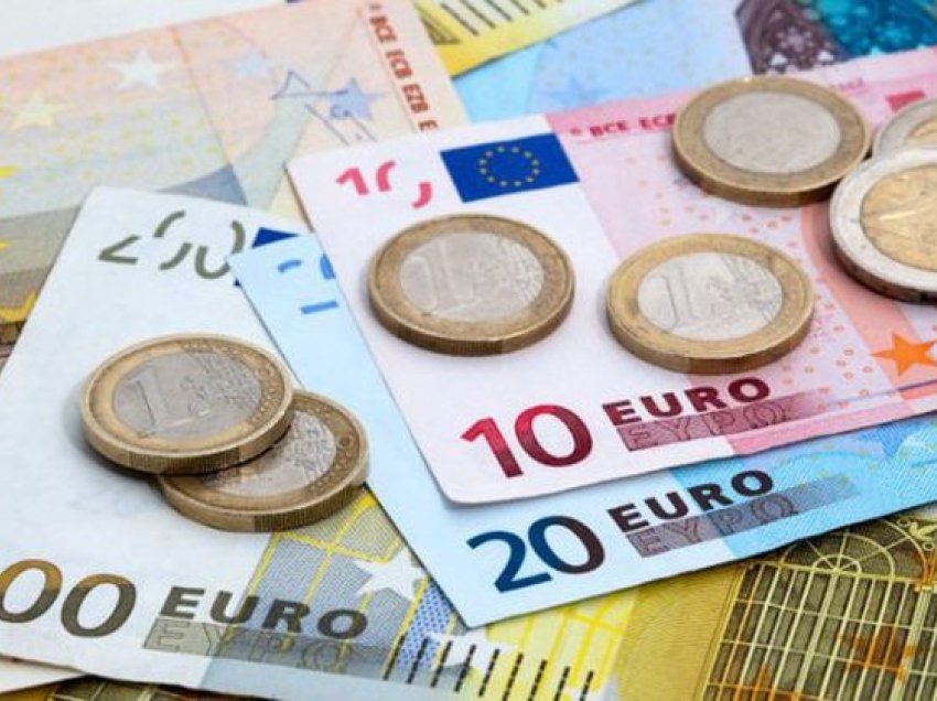 Këmbimi valuator 25 shkurt/ Me sa shiten dhe blihen euro, dollari dhe paundi?