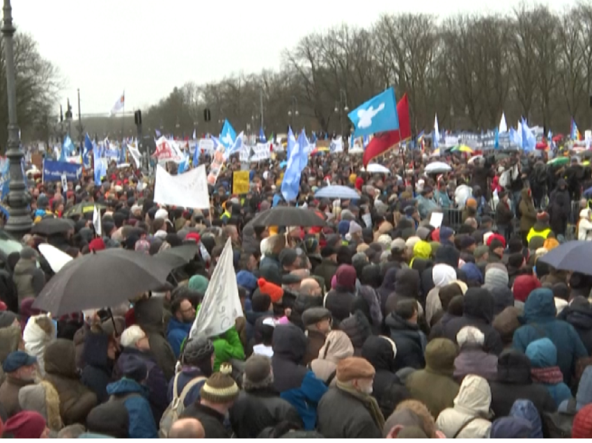 Demonstruesit në Berlin e Paris protestojnë, kërkojnë paqe në Ukrainë