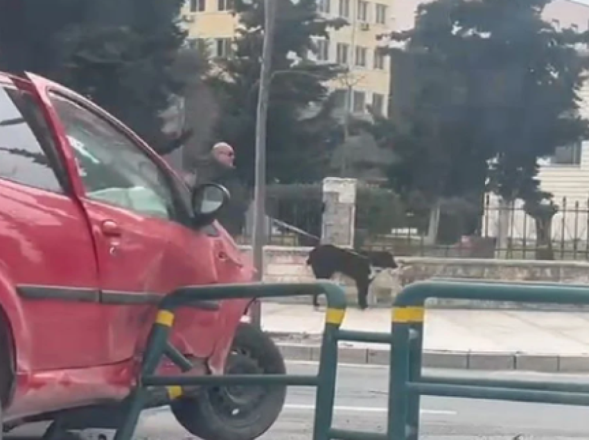 Aksident në Durrës, automjeti përplaset me trafikndarësen! Dëmtohet drejtuesi