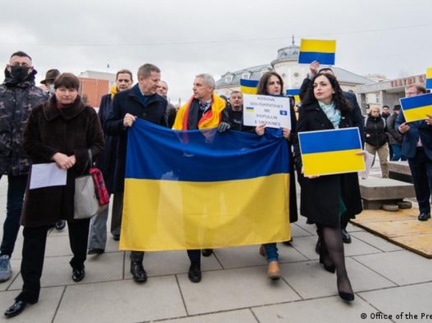 Si të arrihet deri te njohja e Kosovës nga Ukraina? Analistët tregojnë se çka përfiton vendi nga ky akt 