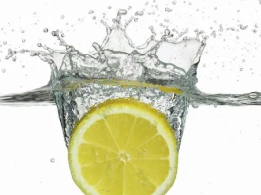 Ja sa ujë limoni duhet të përdorni për pastrimin e veshkave