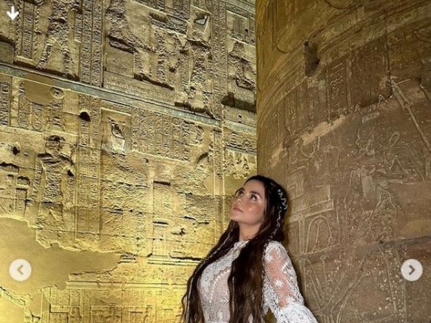 Modelja pozon foto atraktive nga Egjipti – duket një ‘perëndeshë’ e vërtet