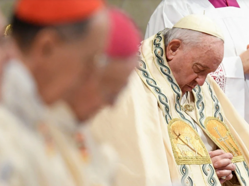 VOA/ Vdekja e Benediktit lë në hije kremtimin e Vitit të Ri në Vatikan