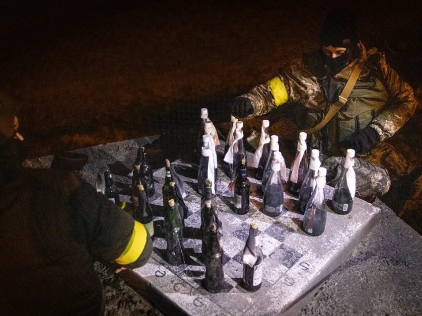 Nga ukrainasit që luajnë shah me shishe molotovi