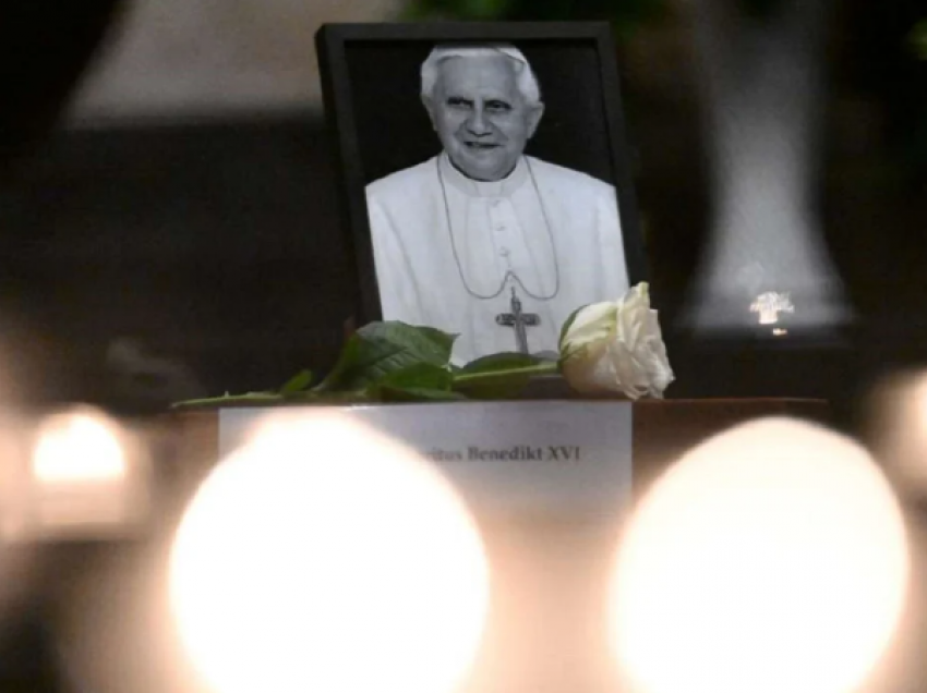 “Festë” dhe zi në Vatikan/ Papa mban meshën për Vitin e Ri, nisin përgatitjet për lamtumirën e Benediktit