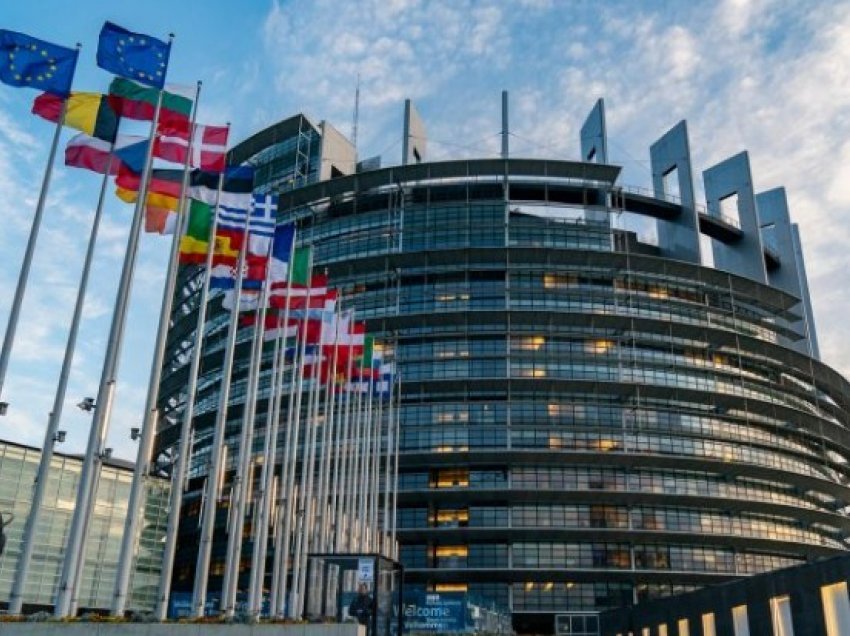 Parlamenti Evropian do të heqë imunitetin e dy eurodeputetëve lidhur në rastin e korrupsionit me Katarin