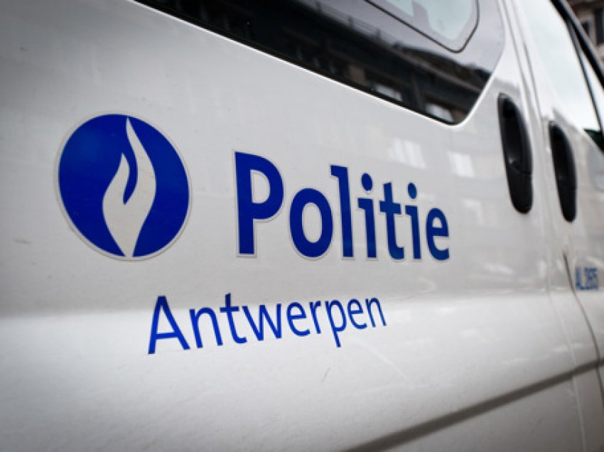 ‘Gjuetarët e pedofilëve’ e plaçkitin një 37-vjeçar në Belgjikë