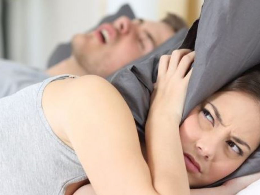 Si të eliminoni gërhitjen gjatë gjumit