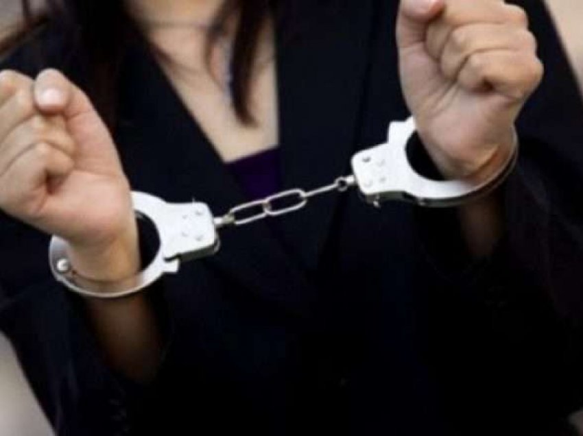 Podujevë: Një femër poston foto me armë në rrjete sociale, arrestohet