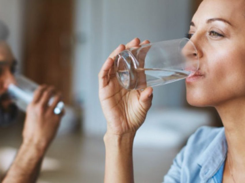10 gjërat që ndodhin kur trupi juaj nuk ka ujë mjaftueshëm!
