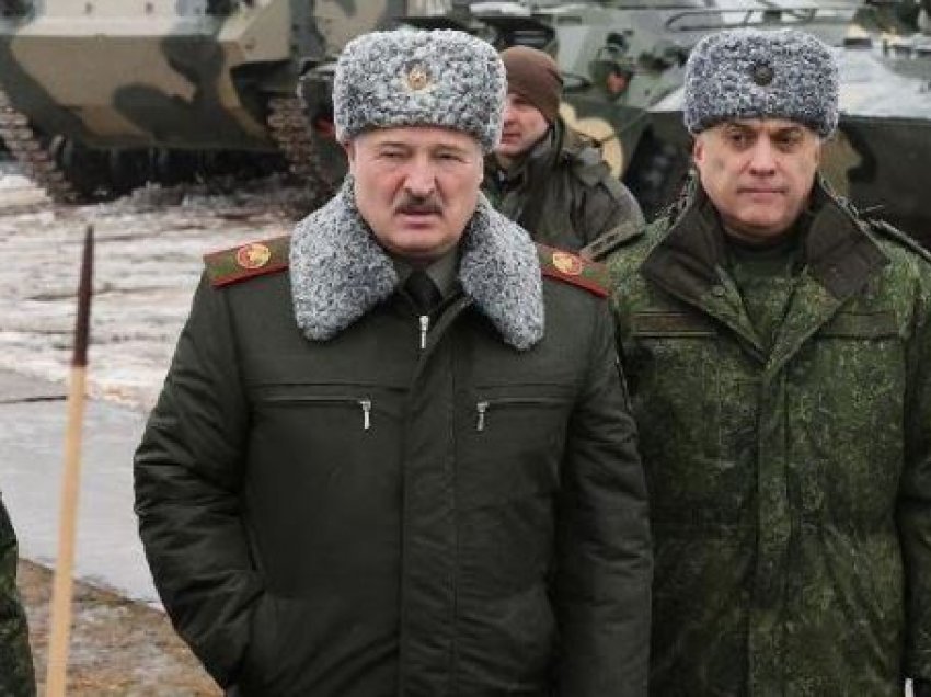 Trupat ruse arrijnë në Bjellorusi, Lukashenko viziton bazën ushtarake