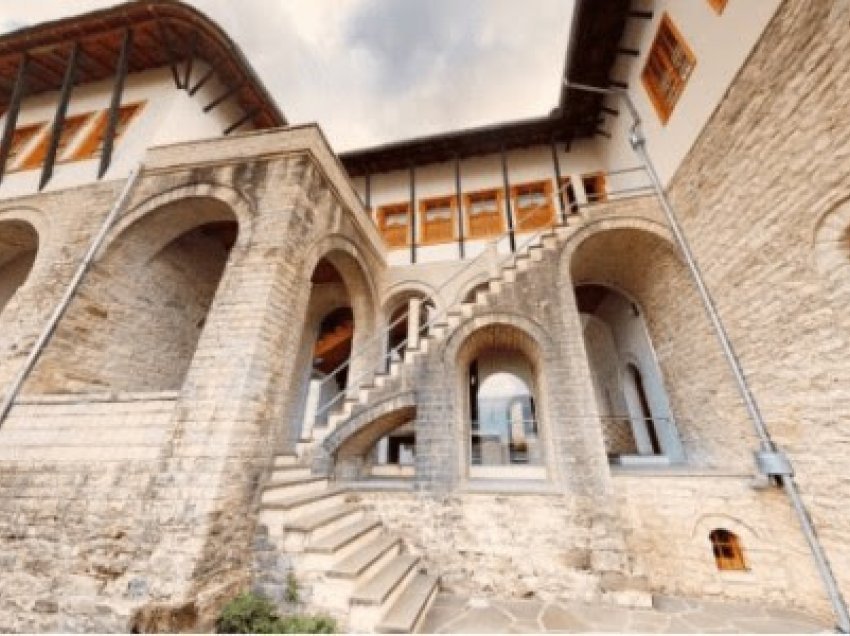 Shtëpia e shkrimtarit Ismail Kadare rrit numrin e turistëve në Gjirokastër