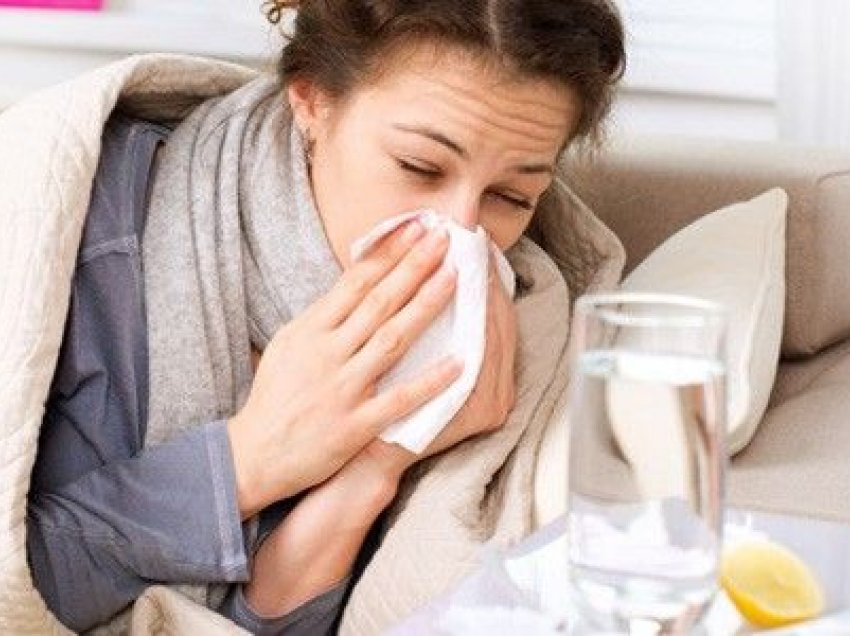 Virozat e stinës/ Fillon me bllokim hunde, sekrecione e pak dhimbje fyti. Mjekët tregojnë ç’duhet të bëni nëse fillojnë shqetësimet nga veshi