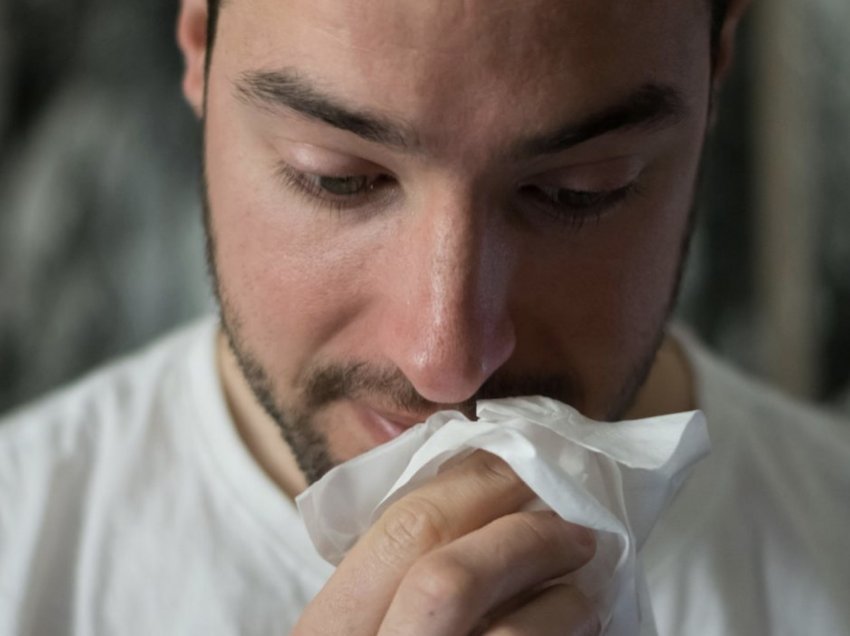 A shkakton e ftohura simptoma më të rënda tek meshkujt?