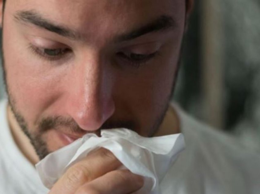 A shkakton e ftohura simptoma më të rënda tek meshkujt?