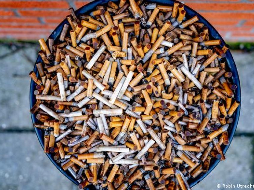 Spanjë: Kompanitë e duhanit duhet të paguajnë për pastrimin e bishtave të cigareve