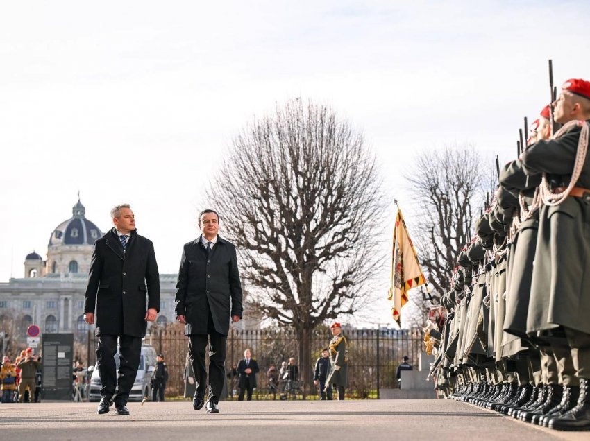 Garda Ceremoniale e Austrisë nderon Kryeministrin Kurti 