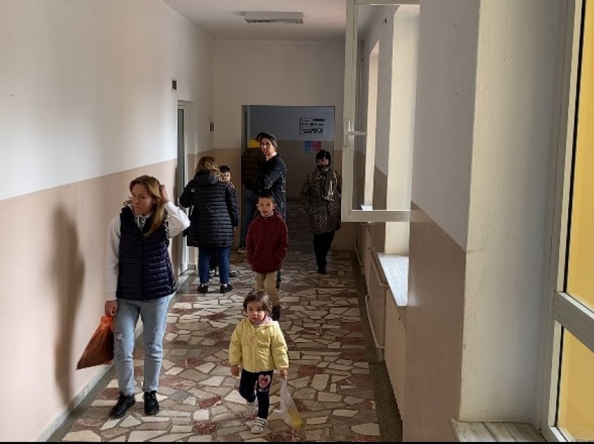 Fluks në pediatrinë e Korçës dhe Pogradecit, 60-80 fëmijë çdo ditë për vizita! Mjeku: Mos përdorni antibiotik, konsumoni lëngje