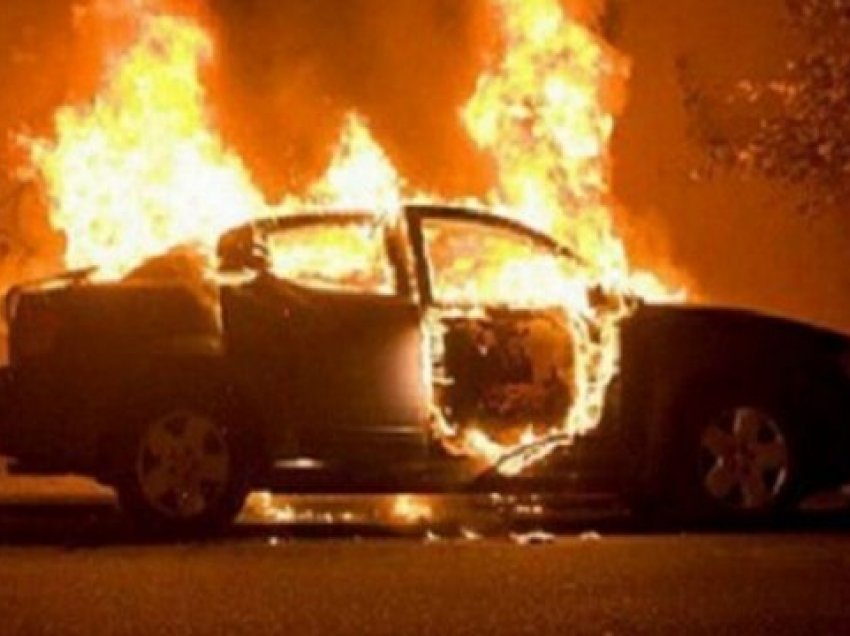 Një person dyshohet se i vuri zjarrin tri veturave në Prishtinë