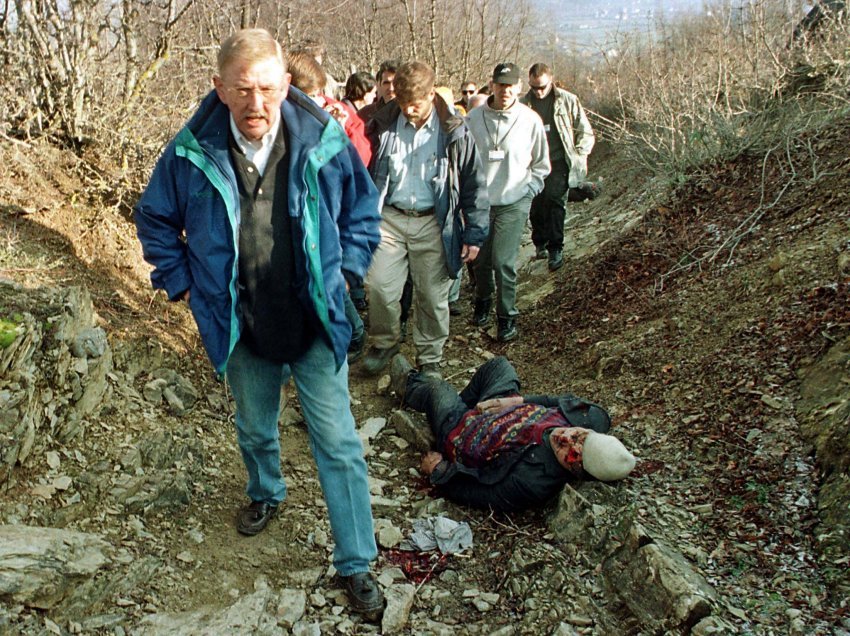 Një nga historitë më tronditëse shqiptare, si bëri jehonë në mbarë botën masakra e Reçakut – ky njeri e ndriçoi atë! 