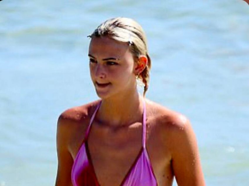 “Çmenden” fansat, modelja Mia Regan me bikini tregon format perfekte