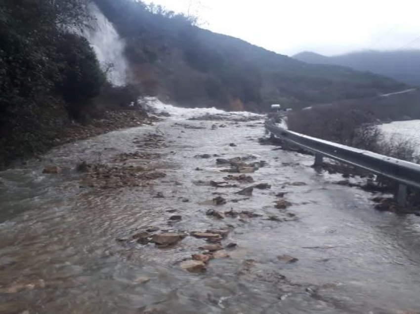 Reshjet e shiut në Shkodër/ Bllokohet rruga e Prekalit, rrëshqitje gurësh e dherash