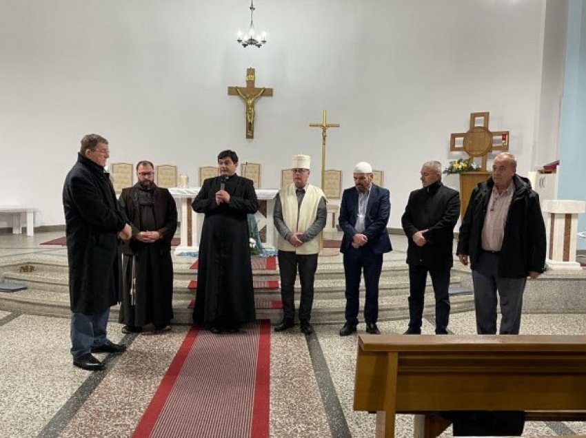 Frati, prifti, hoxha dhe shehu pajtojnë tri familje në Doblibarë