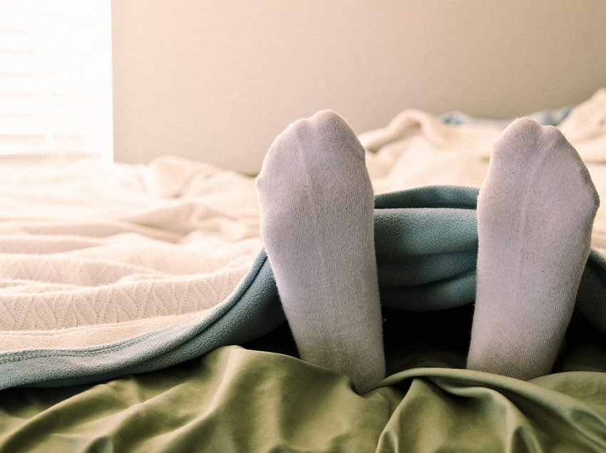 Veshja e çorapeve në shtrat ju ndihmon të flini më mirë? Ja si qëndron e vërteta