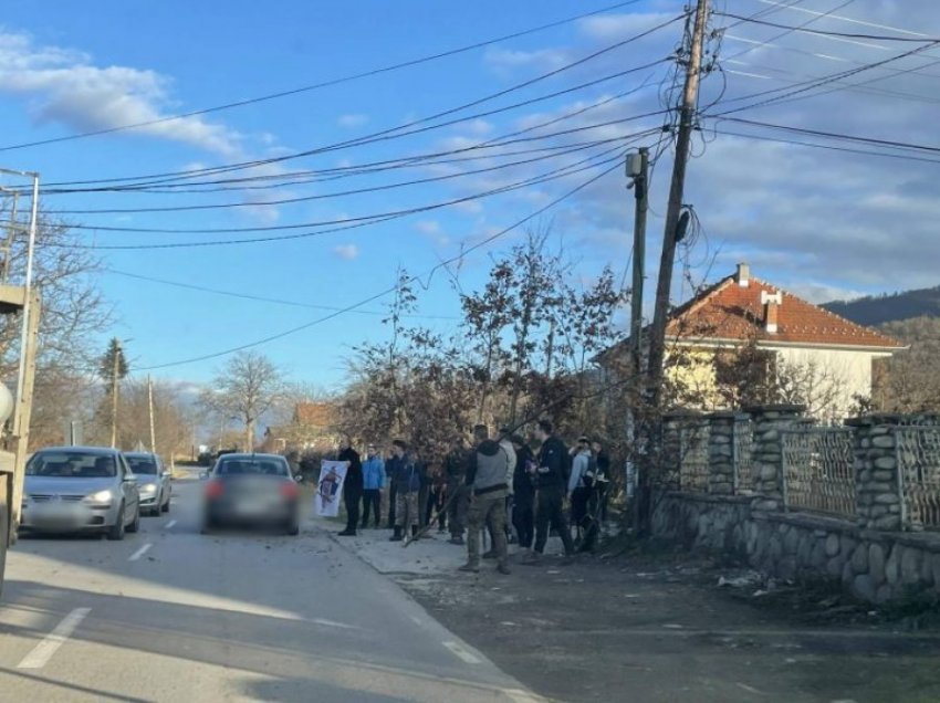 Dalin pamjet para incidentit në Shtërpcë, 20 të rinj serbë i bllokuan rrugën pjesëtarit të FSK-së