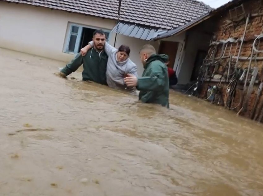 Momenti kur zyrtarët e Skenderajt shpëtojnë një çift të moshuar nga shtëpia e vërshuar 