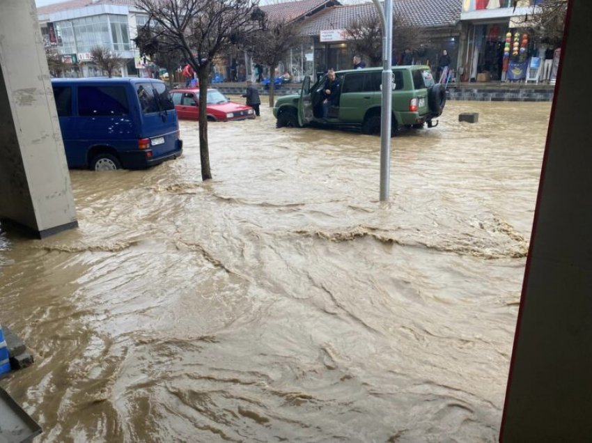 Dëmet nga vërshimet vlerësohet të jenë me dhjetëra miliona euro në Skenderaj