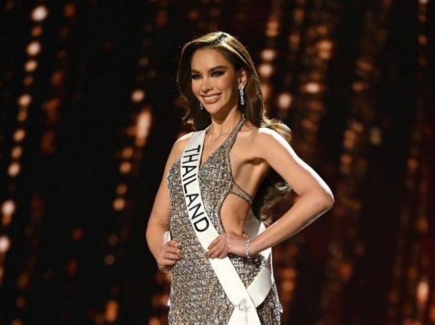 Emocionuese! Përfaqësuesja e Tajlandës paraqitet në ‘Miss Universe’ me një fustan të bërë me kanaçe 