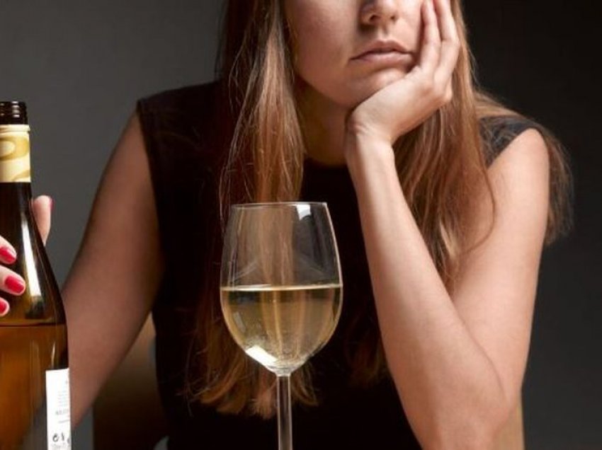 Zbuloni 5 arsyet përse femrat nuk e mbajnë alkoolin dhe dehen më shpejt se meshkujt