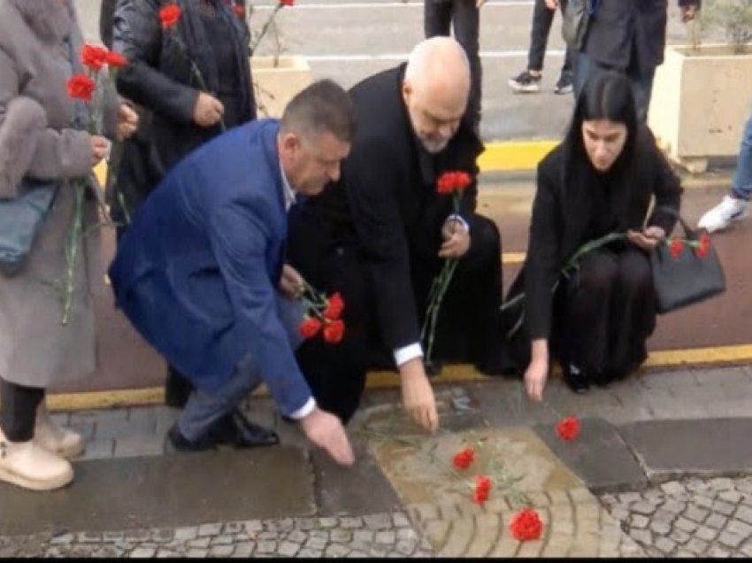 Rama dhe familjarët e katër protestuesve të vrarë homazhe përpara Kryeministrisë